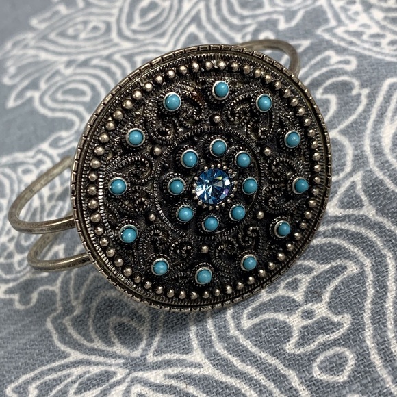 Turquoise color bracelet with crystal center stone - Picture 6 of 8